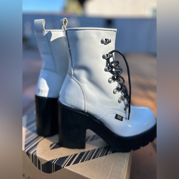 Brandnew ROC white platform boots. - Picture 3 of 10